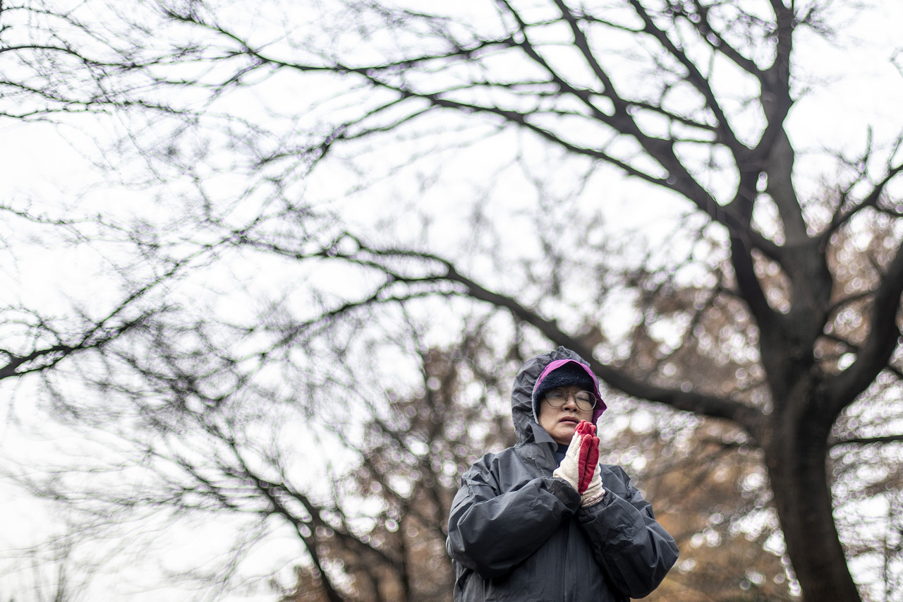 이태원참사 희생자 최민석(2002년생)씨의 어머니 김희정씨가 오체투지를 하고 있다. ⓒ시사IN 박미소