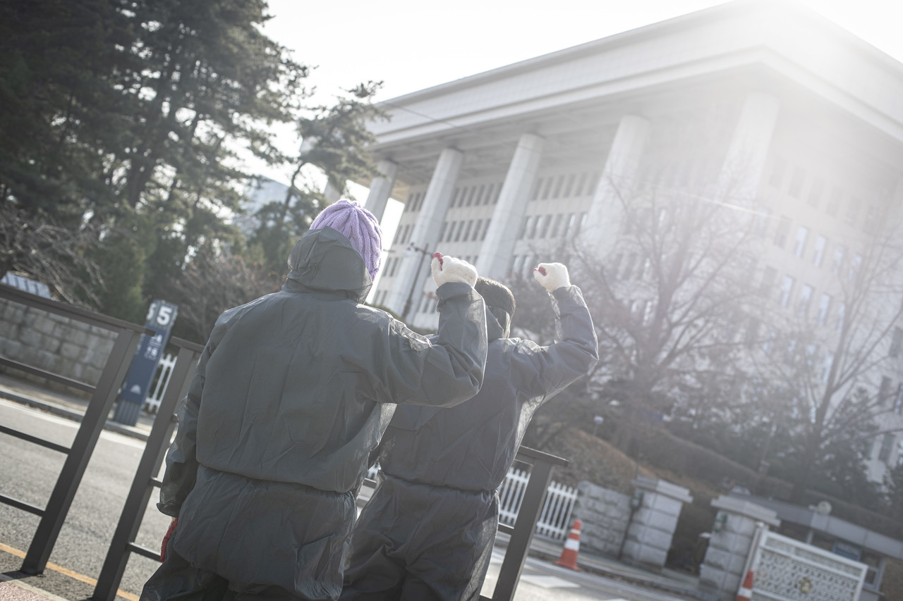 유가족들이 국회 의원회관 앞에서 구호를 외치고 있다. ⓒ시사IN 박미소
