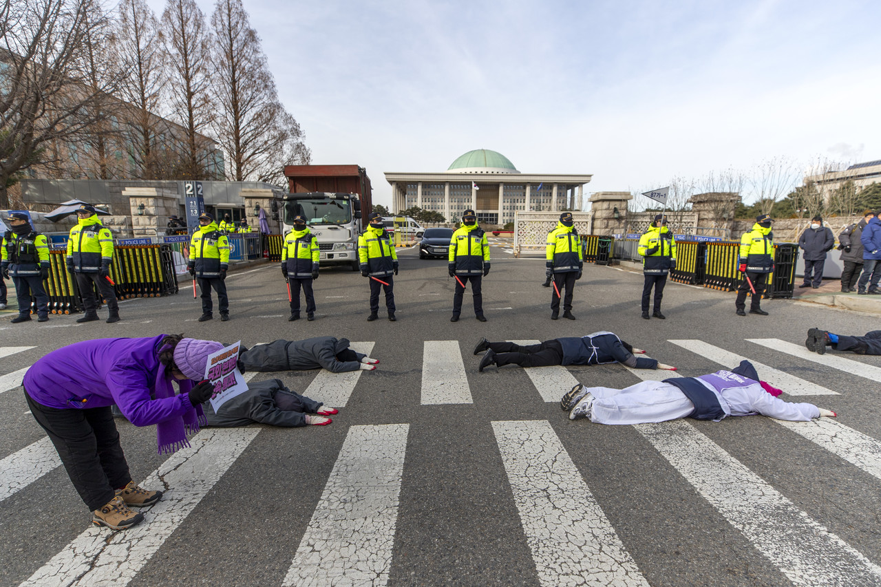 국회 앞으로 다시 돌아온 오체투지 행렬. ⓒ시사IN 박미소