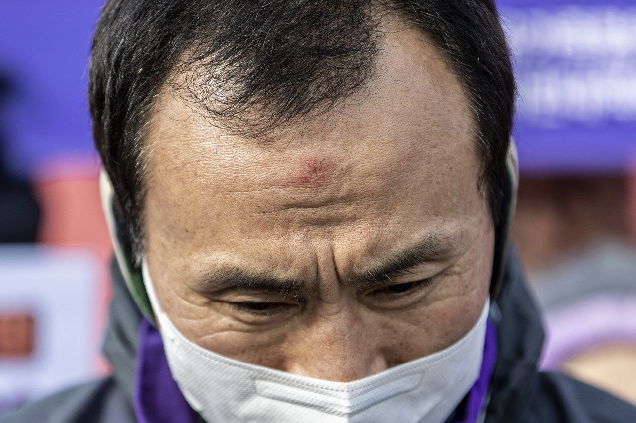 오체투지에 참가한, 이태원참사 희생자 이민아(1998년생)씨의 아버지 이종관씨. 오체투지로 그의 이마에 붉은 자국이 생겼다. ⓒ시사IN 박미소