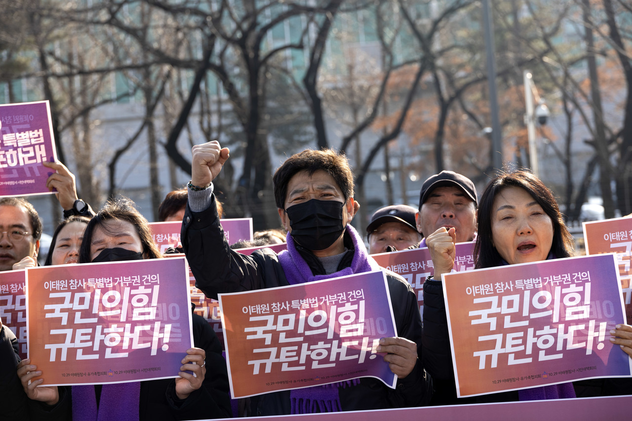 이태원참사 유가족들이 1월18일 오후 용산 대통령실에서 이태원 특별법 공포를 촉구하고 있다. ⓒ시사IN 조남진