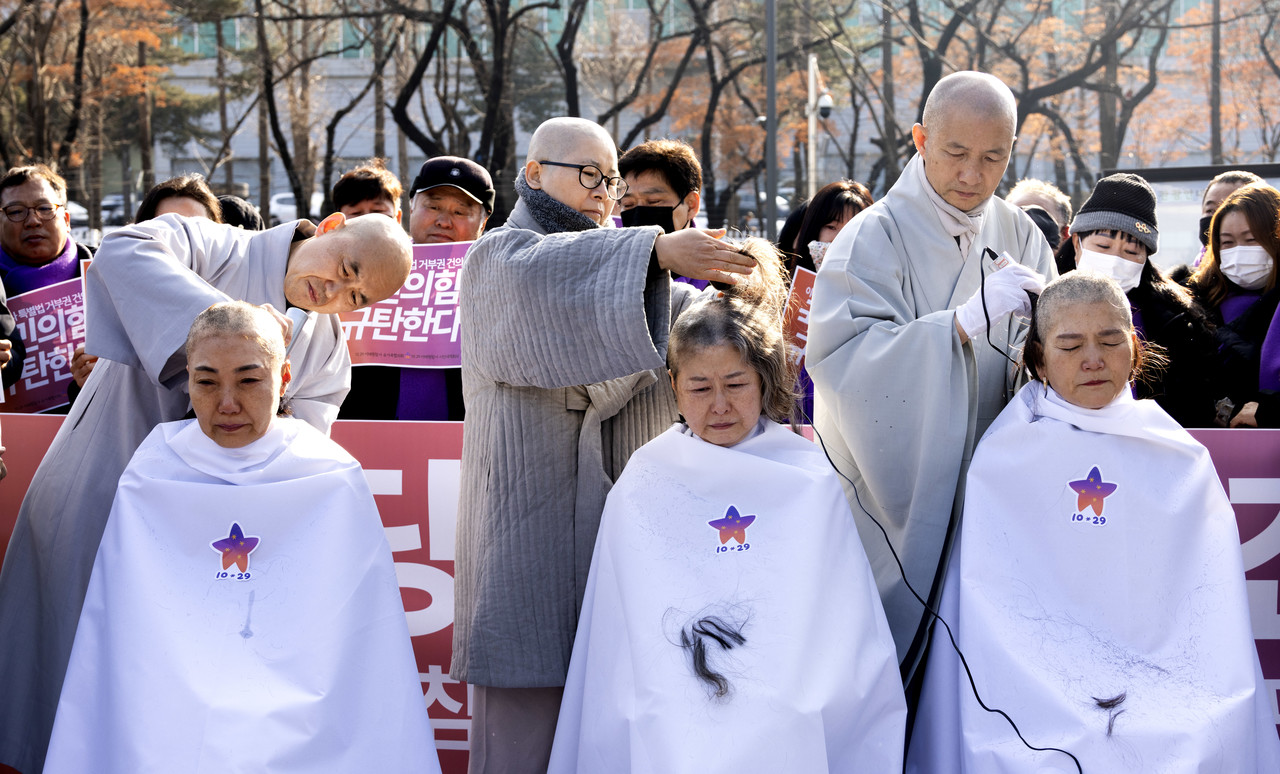 이태원 참사 유족들이 특별법 공포를 촉구하며 삭발하고 있다. ⓒ시사IN 조남진
