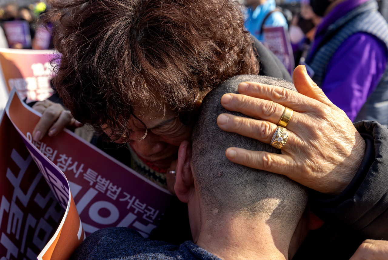 한 유족이 삭발한 유족의 머리를 어루만지며 오열하고 있다. ⓒ시사IN 조남진