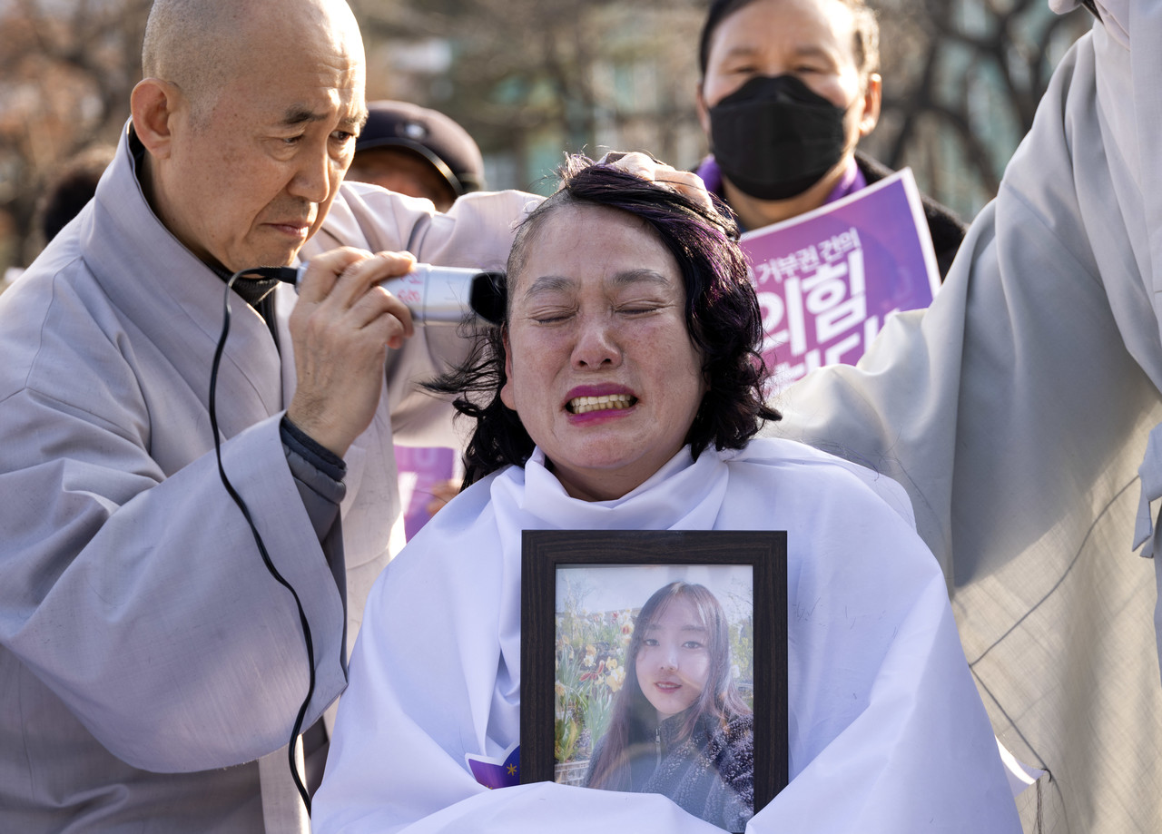 1월18일 이태원 참사 유가족들이 국민의힘 규탄 및 윤석열 대통령의 특별법 즉각 공포를 촉구하며 삭발을 하고 있다. ⓒ시사IN 조남진