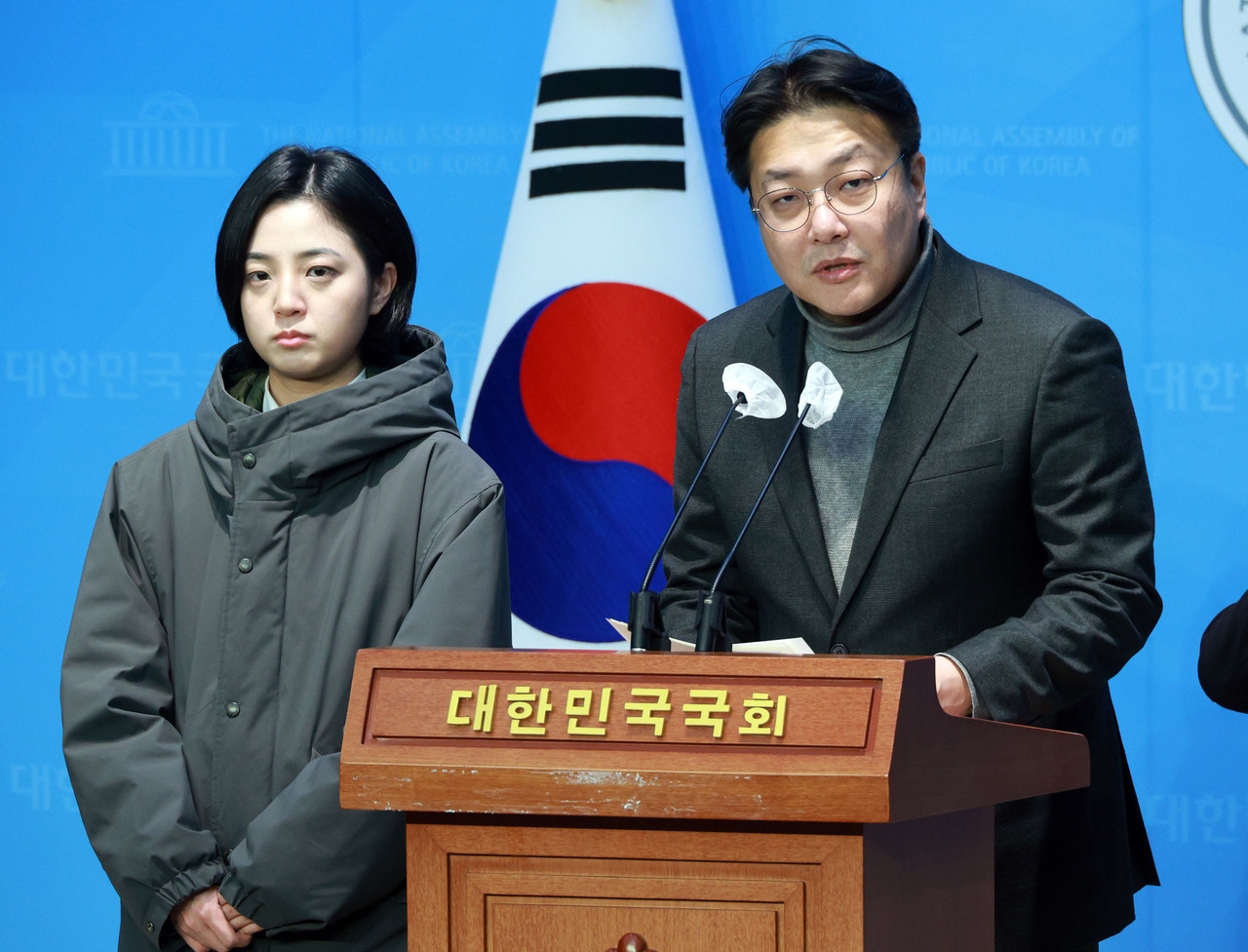 정의당 탈당 의사를 밝힌 류호정 의원과 새로운선택 조성주 공동대표가 1월18일 오후 국회 소통관에서 기자회견을 하고 있다. ⓒ연합뉴스