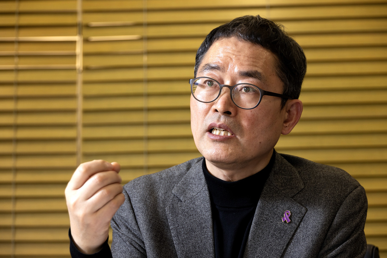 윤복남 민주사회를 위한 변호사모임(민변) 10·29 이태원 참사 대응 TF 단장이 〈시사IN〉과의 인터뷰에서 이태원참사 특별법에 대해 설명하고 있다. ⓒ시사IN 조남진