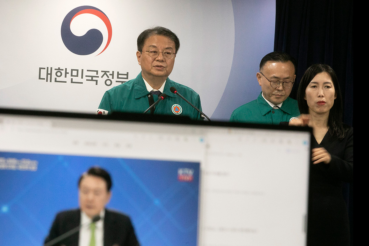 방기선 국무조정실장이 1월30일 오전 정부서울청사에서 이태원참사 특별법안 재의 요구 및 피해지원 종합대책 관련 브리핑을 하고 있는 가운데 윤석열 대통령이 주최한 민생토론회가 노트북 화면으로 나오고 있다. ⓒ시사IN 이명익