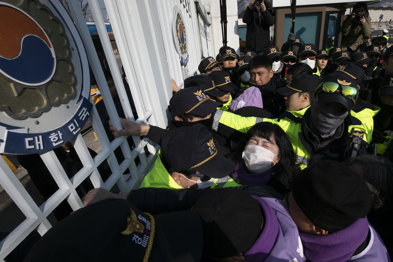 국무회의에서 이태원참사 특별법 거부권 건의를 결정했다는 소식에 이태원 참사 유가족들이 정부서울청사 정문을 붙잡고 눈물을 흘리며 항의하고 있다. ⓒ시사IN 이명익
