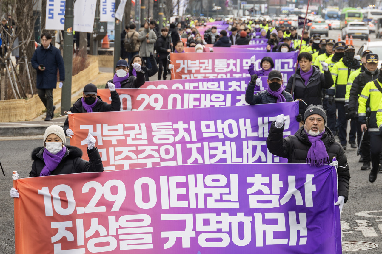 10·29이태원참사유가족협의회와 거부권비상행동이 윤석열 대통령의 이태원참사특별법 거부권 행사를 규탄하며 2월3일 서울시청광장 분향소에서부터 종로, 을지로 일대를 행진하고 있다. ⓒ시사IN 박미소