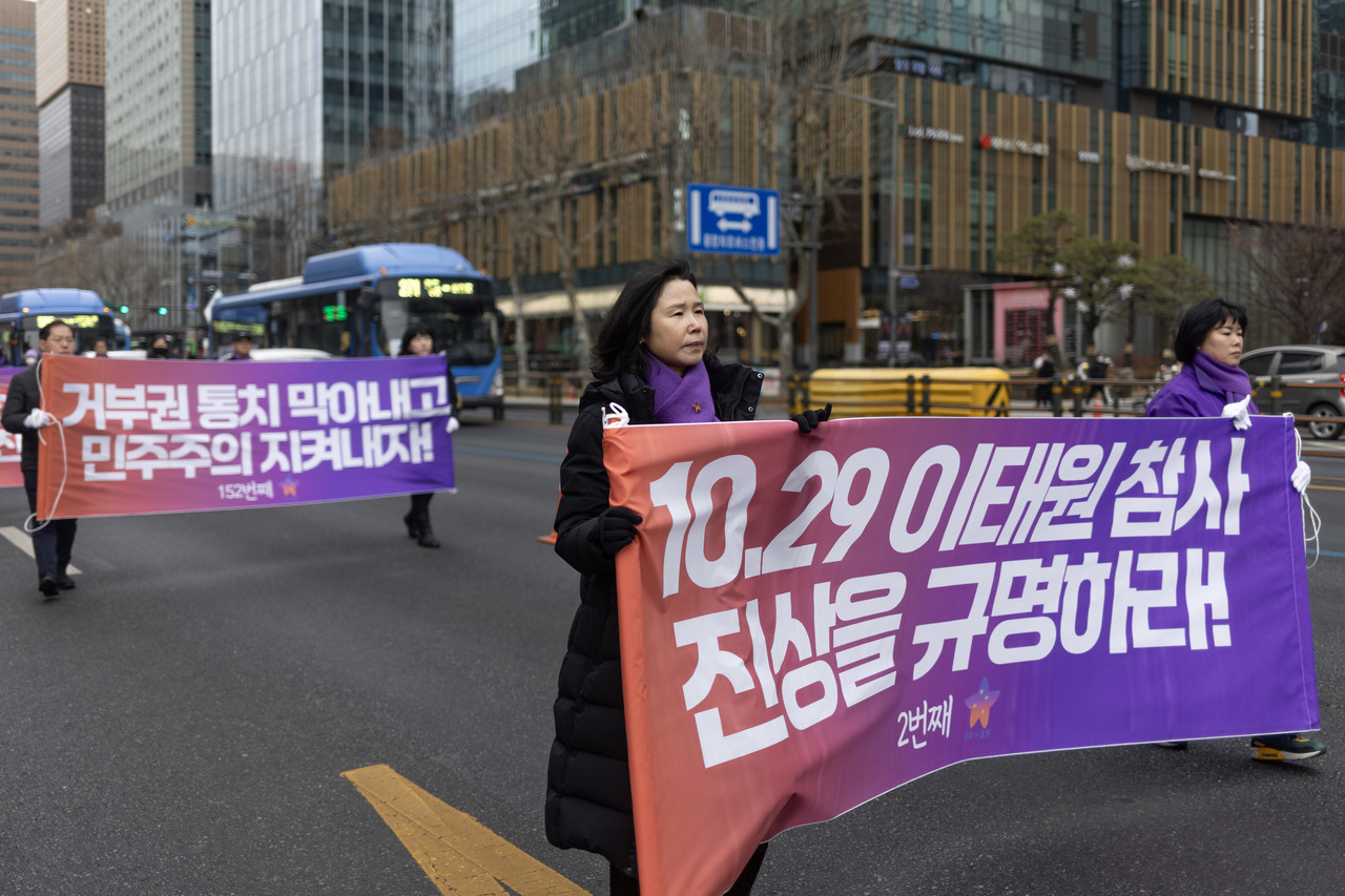 현수막을 들고 2인 1조로 행진 이어가는 유가족들. ⓒ시사IN 박미소