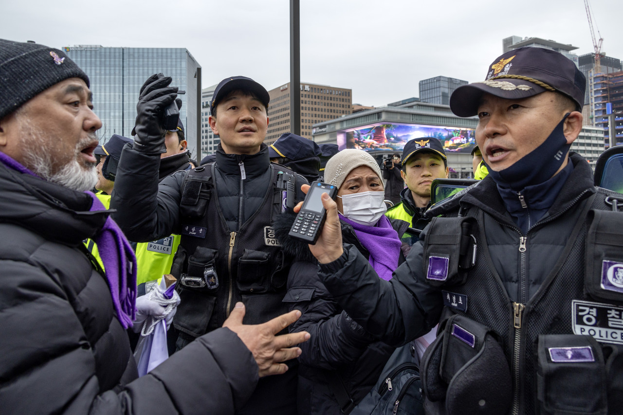 유가족들이 현수막을 설치하기 위해 행진 대열을 이탈하자 경찰에 가로막히고 있다. 현장에서 검거된 참가자는 없었다. ⓒ시사IN 박미소