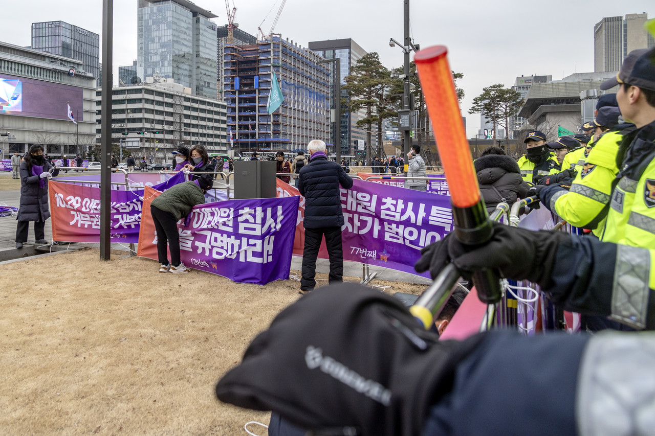 정부서울청사 앞에 설치된 펜스에 현수막을 묶는 유가족들. ⓒ시사IN 박미소