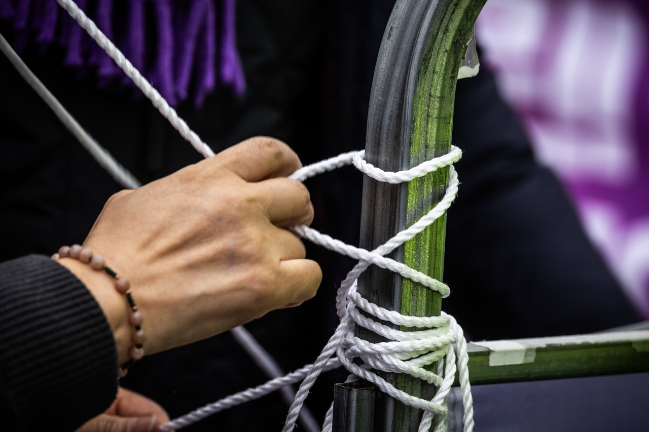 펜스에 현수막을 묶고 있다. ⓒ시사IN 박미소