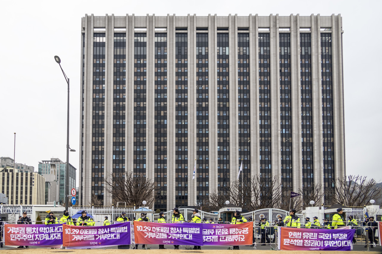 정부청사 앞 펜스에 묶인 현수막들. ⓒ시사IN 박미소