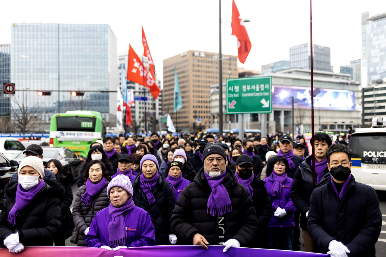 행진을 마친 후 유가족들이 정부청사를 향해 서 있다. ⓒ시사IN 박미소