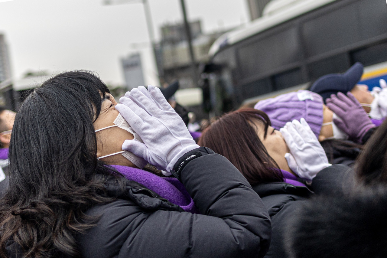 유가족들이 정부청사를 향해 함성을 내지르고 있다. ⓒ시사IN 박미소