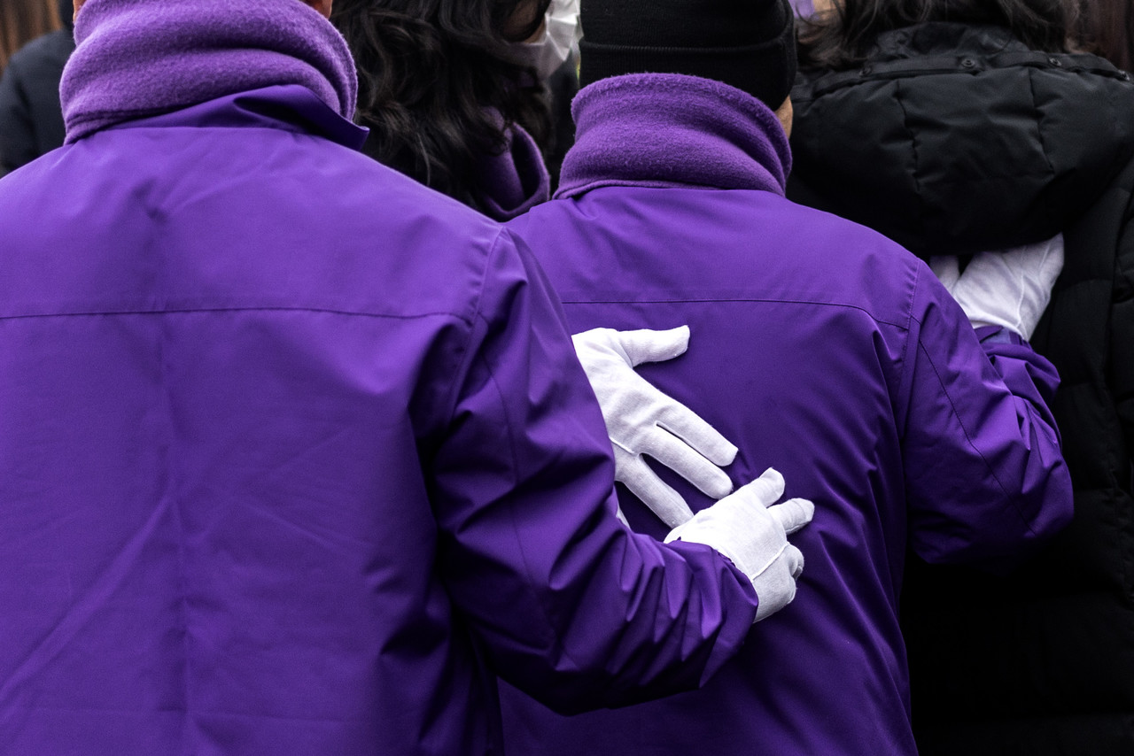 일정을 마치자 유가족들이 서로를 토닥이고 있다. ⓒ시사IN 박미소