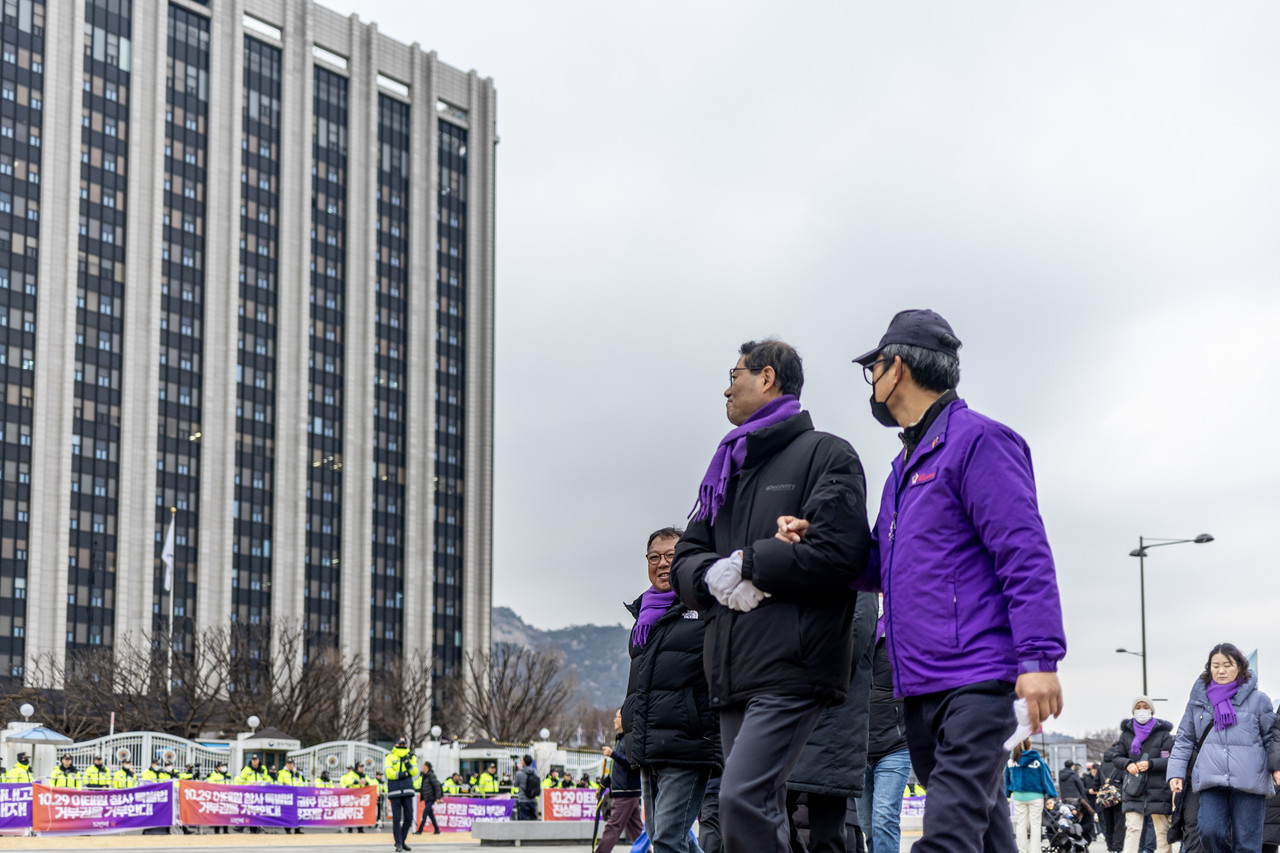 서울시청 분향소로 향하는 유가족들. ⓒ시사IN 박미소