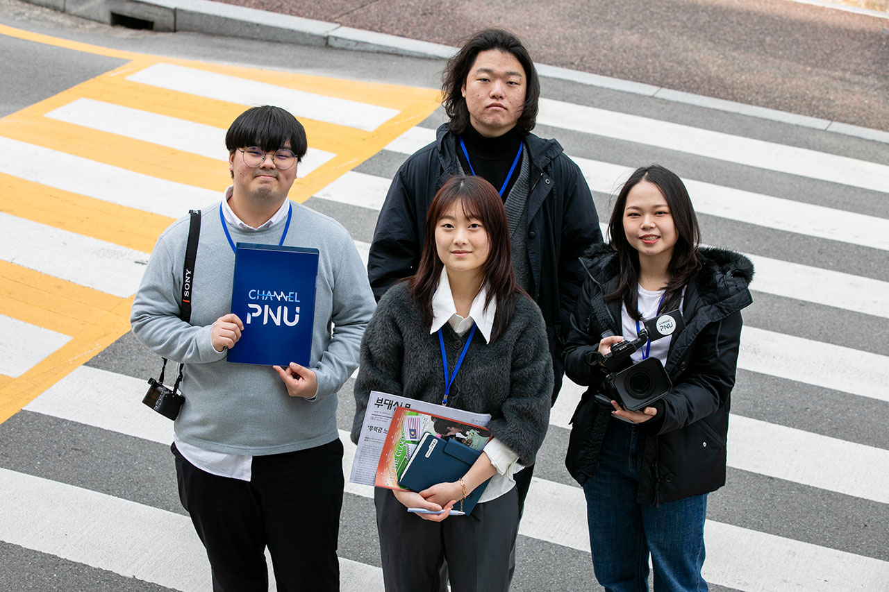 제15회 〈시사IN〉 대학기자상 취재보도 부문 수상자인 부산대 〈채널PNU〉 임현규·유승현·박서현·윤다교 기자(맨 왼쪽부터 시계 방향).ⓒ시사IN 신선영