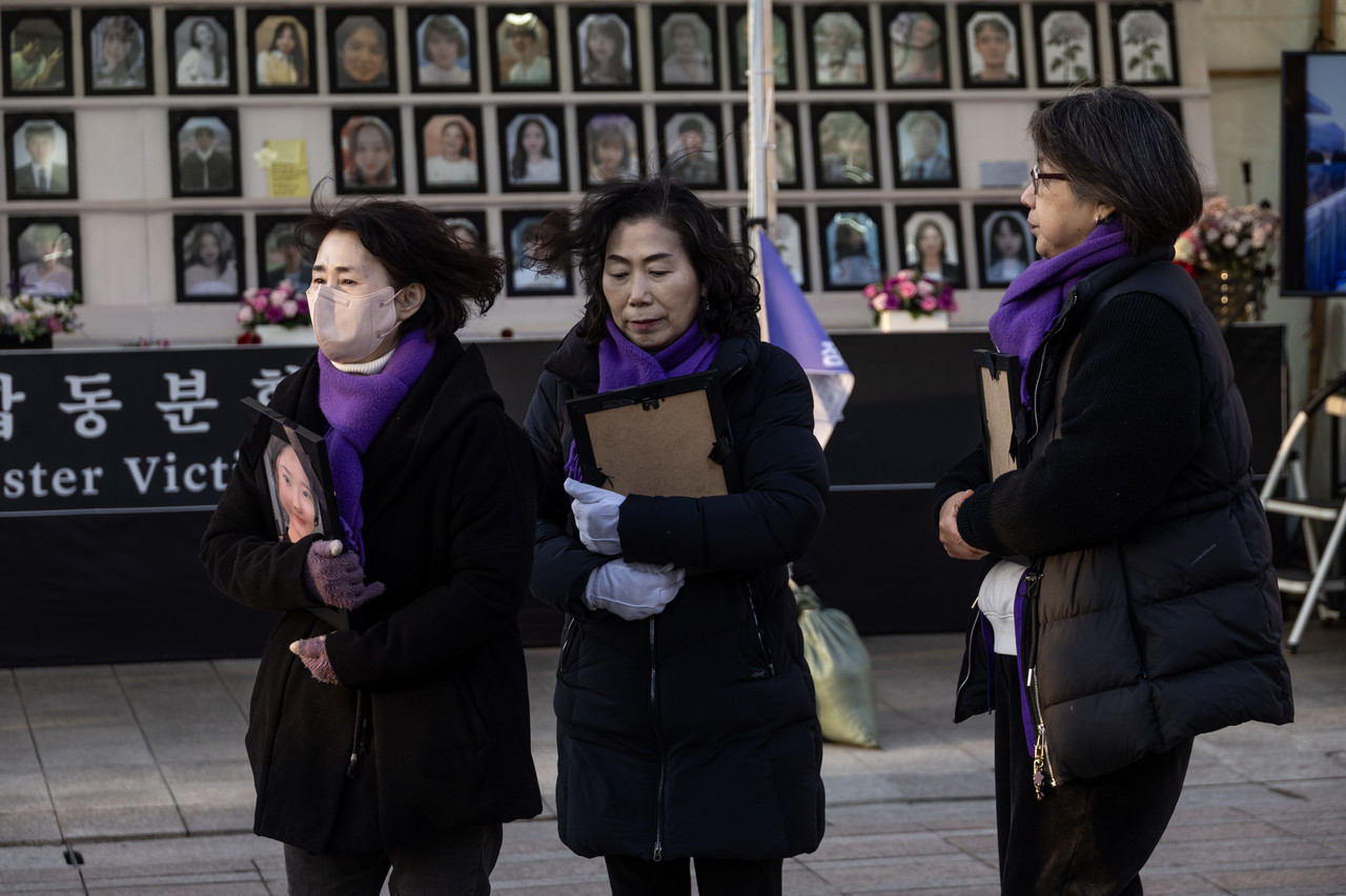 김지현 프란체스카씨의 어머니 김채선씨(왼쪽부터), 이동민씨 어머니 최행숙씨, 이주영씨 어머니 최진희씨가 영정을 들고 이동하고 있다. ⓒ시사IN 박미소