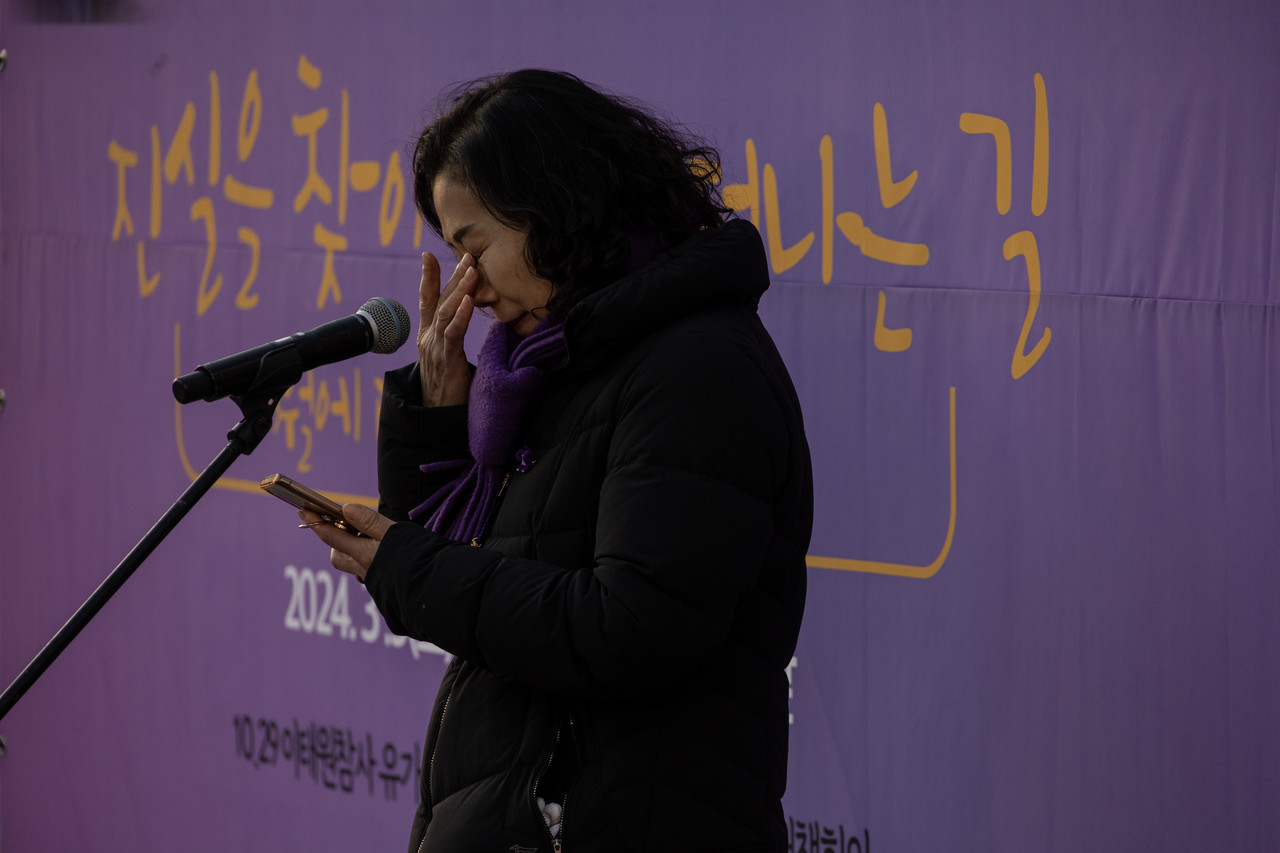 이동민씨 어머니 최행숙씨가 편지를 낭독하며 눈물을 닦고 있다. ⓒ시사IN 박미소