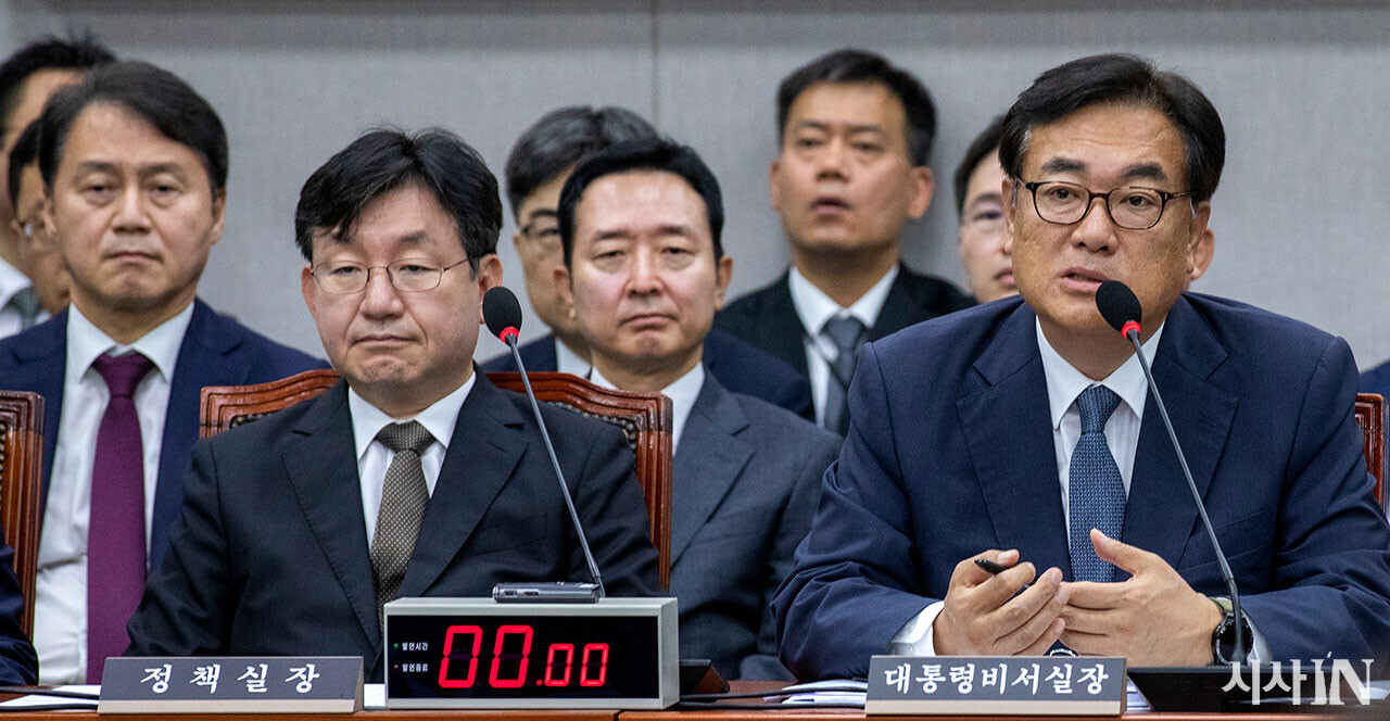 7월1일 국회 운영위 전체회의에 참석한 이도운 대통령실 홍보수석(뒷줄 가운데). ⓒ시사IN 신선영