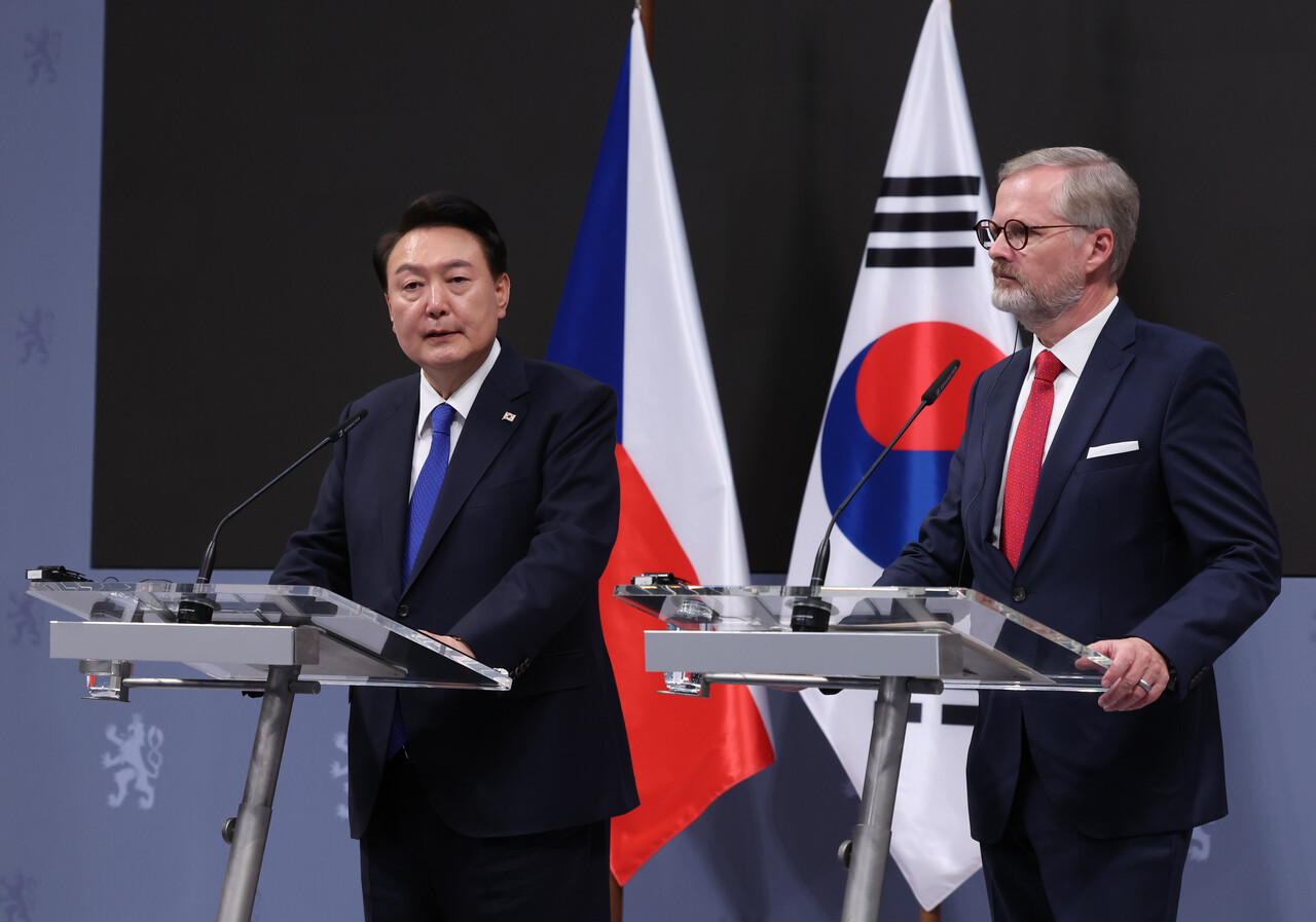 윤석열 대통령은 9월20일 체코 정부청사에서 열린 공동 언론 발표에서 “원전 사업이 양국 간 미래지향적 협력의 모범사례로 자리매김할 수 있도록 긴밀한 소통을 이어가기로 했다”라고 밝혔다. ⓒ연합뉴스