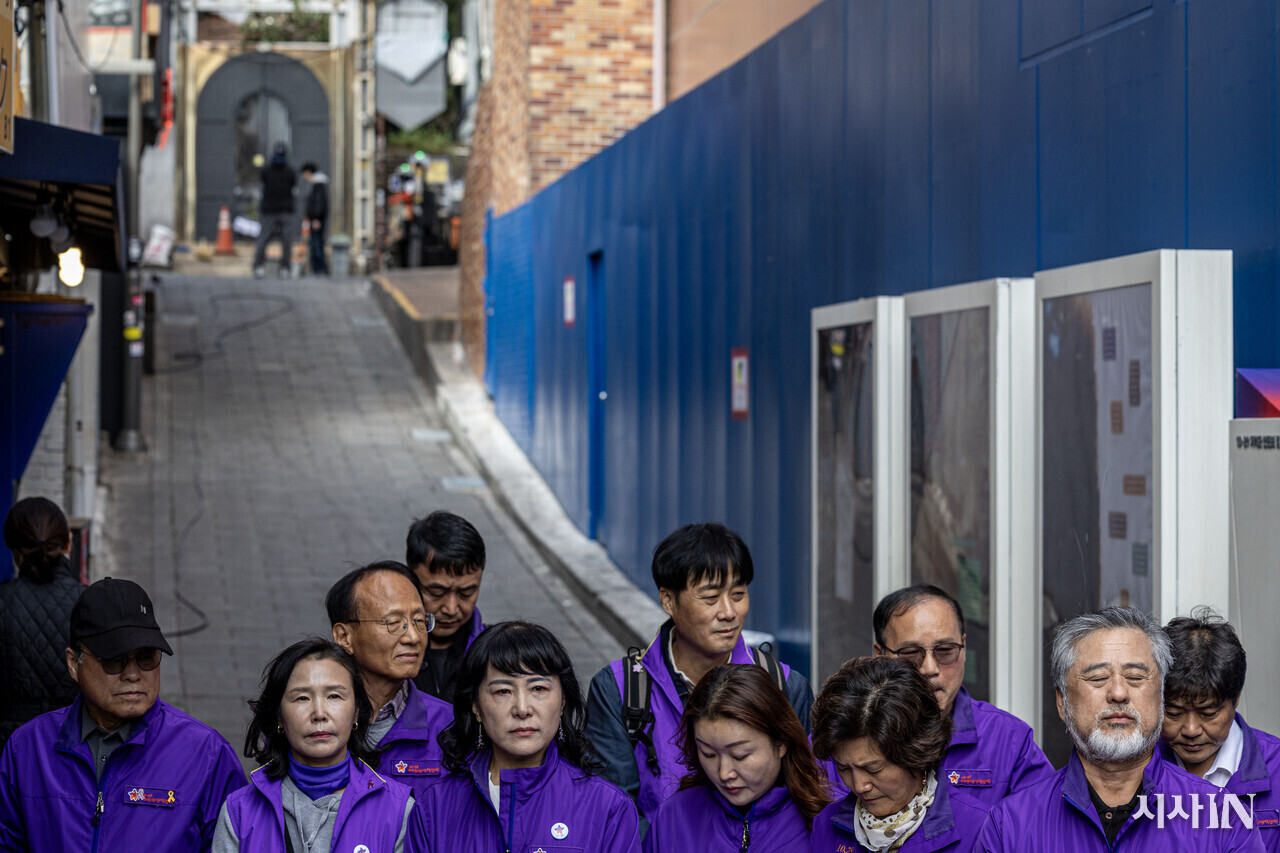 10·29 이태원참사 유가족협의회 소속 유가족들이 10월21일 서울 용산구 이태원역 1번 출구 앞 골목길에서 2주기 집중 추모 주간 선포 기자회견을 준비하고 있다. ⓒ시사IN 박미소