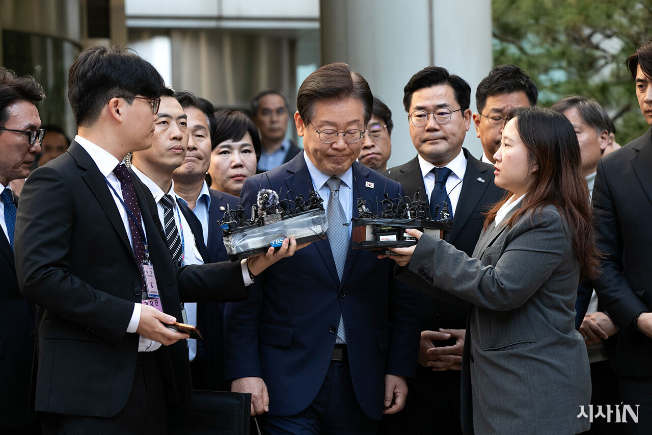 이재명 더불어민주당 대표가 11월15일 서울 서초구 서울중앙지법에서 열린 공직선거법 위반 혐의 관련 1심 선고 공판을 마친 뒤 법원 청사를 나서고 있다. ⓒ시사IN 신선영