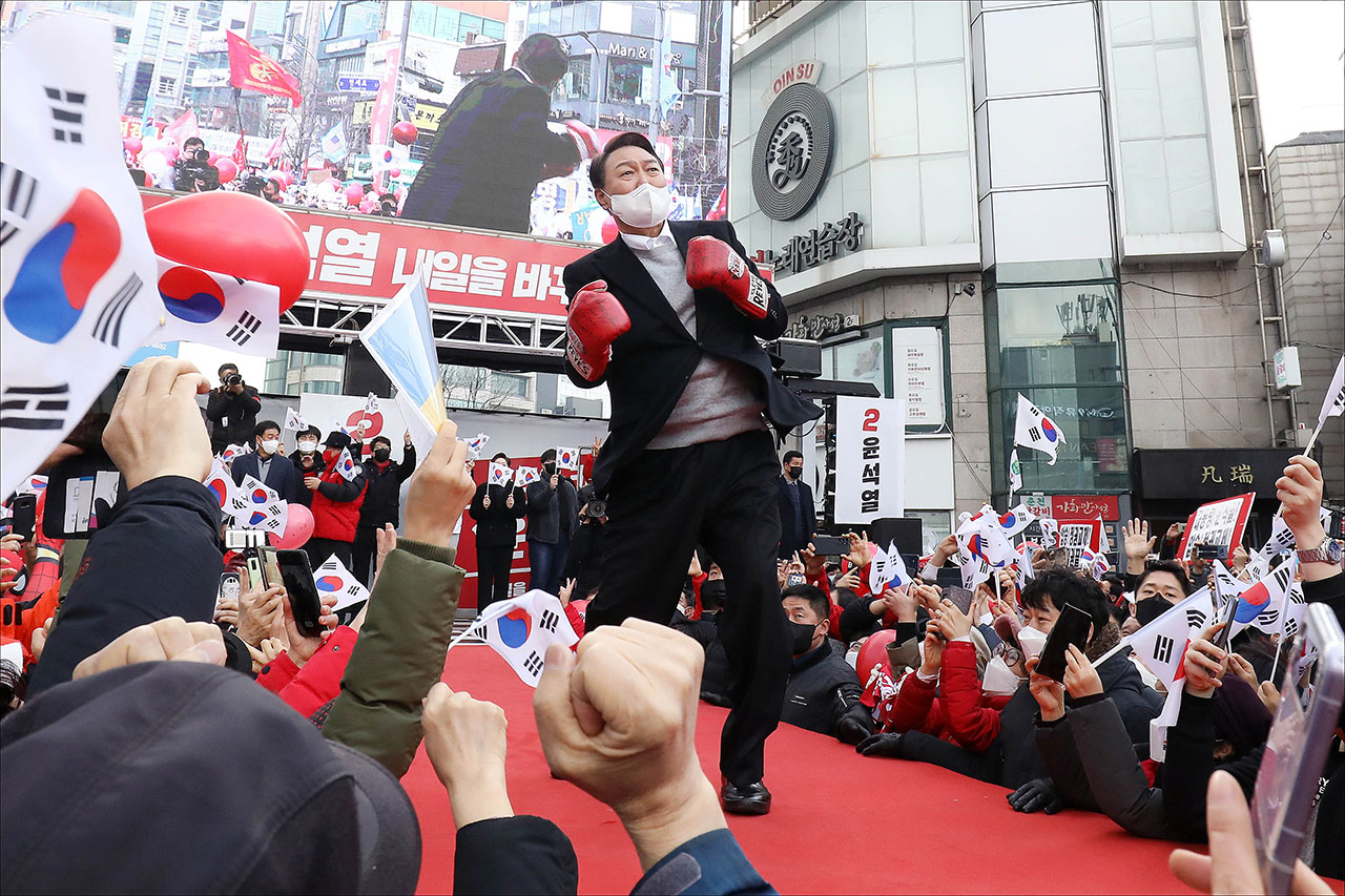 윤석열 당시 국민의힘 대선 후보가 2022년 3월1일 서울 신촌에서 어퍼컷 세리머니를 하고 있다.ⓒ국회사진취재단