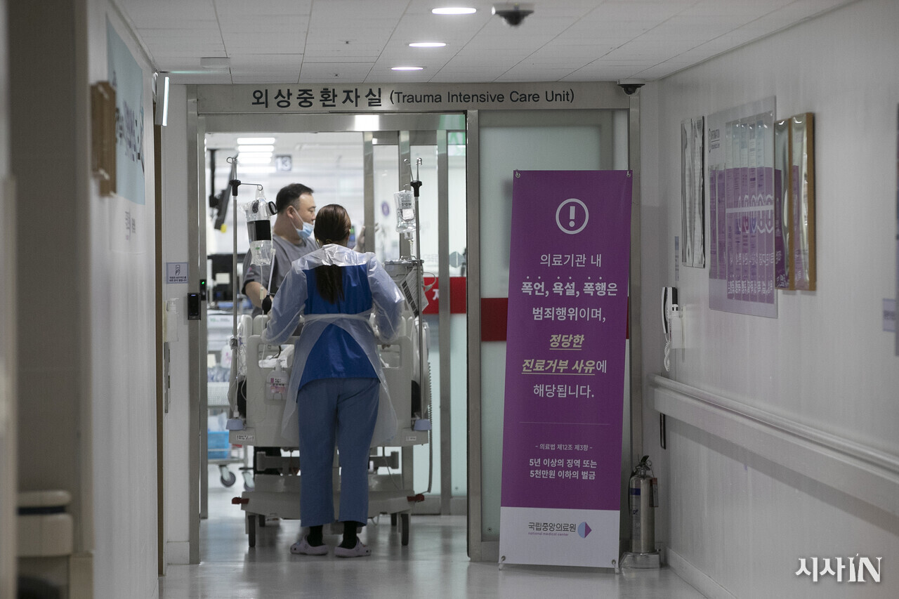 2월19일 서울 중구 국립중앙의료원에서 한 환자가 외상중환자실로 들어가고 있다.ⓒ시사IN 이명익