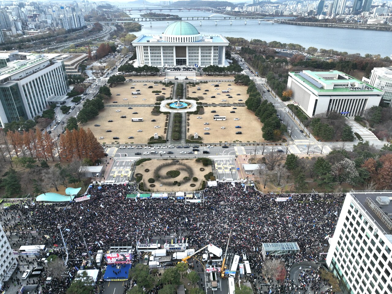“윤석열은 물러나라!” 사진으로 본 국회 앞 민심 [12·7 거리편집국 8]