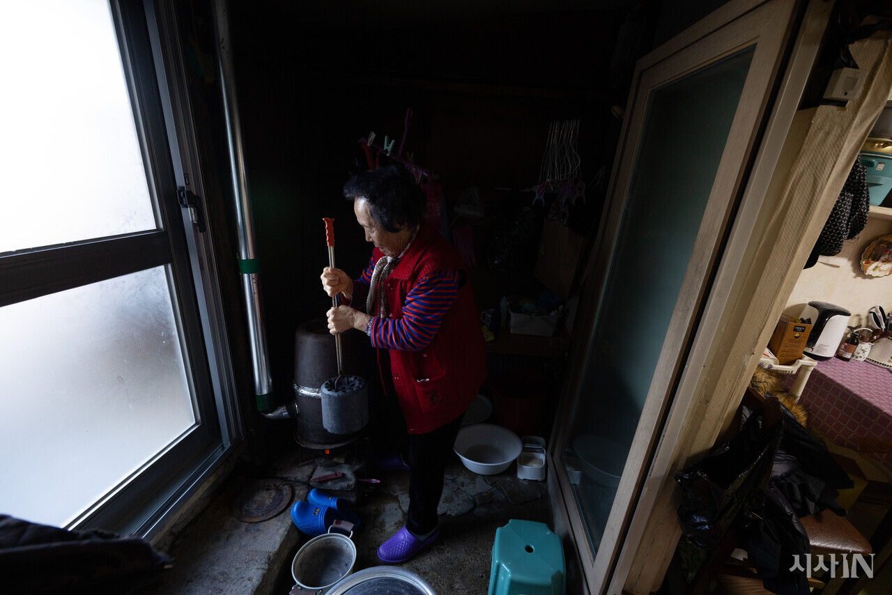 난방에 쓸 연탄을 갈고 있는 박상기 할머니. ⓒ시사IN 이명익
