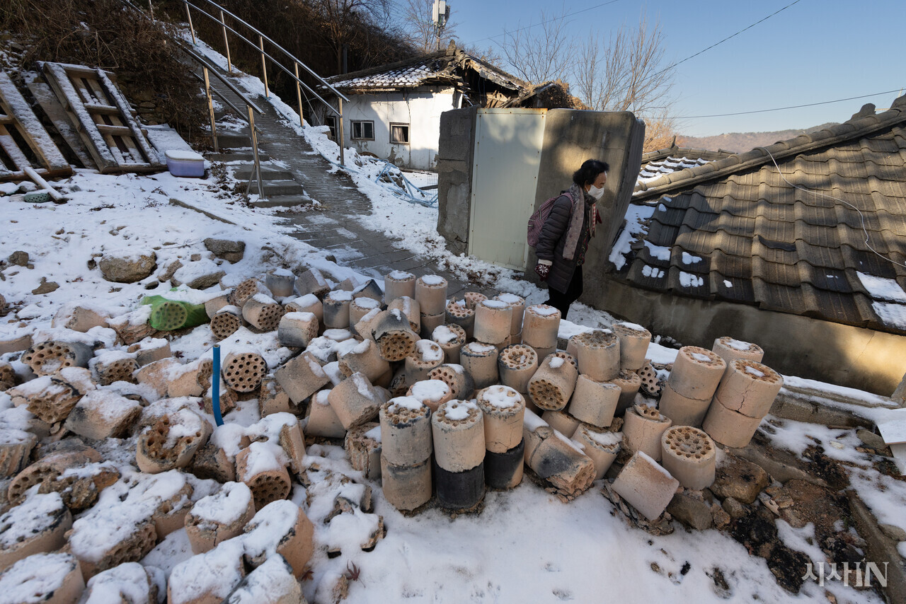 박상기 할머니가 연탄재 쌓인 골목길을 내려가고 있다. ⓒ시사IN 이명익