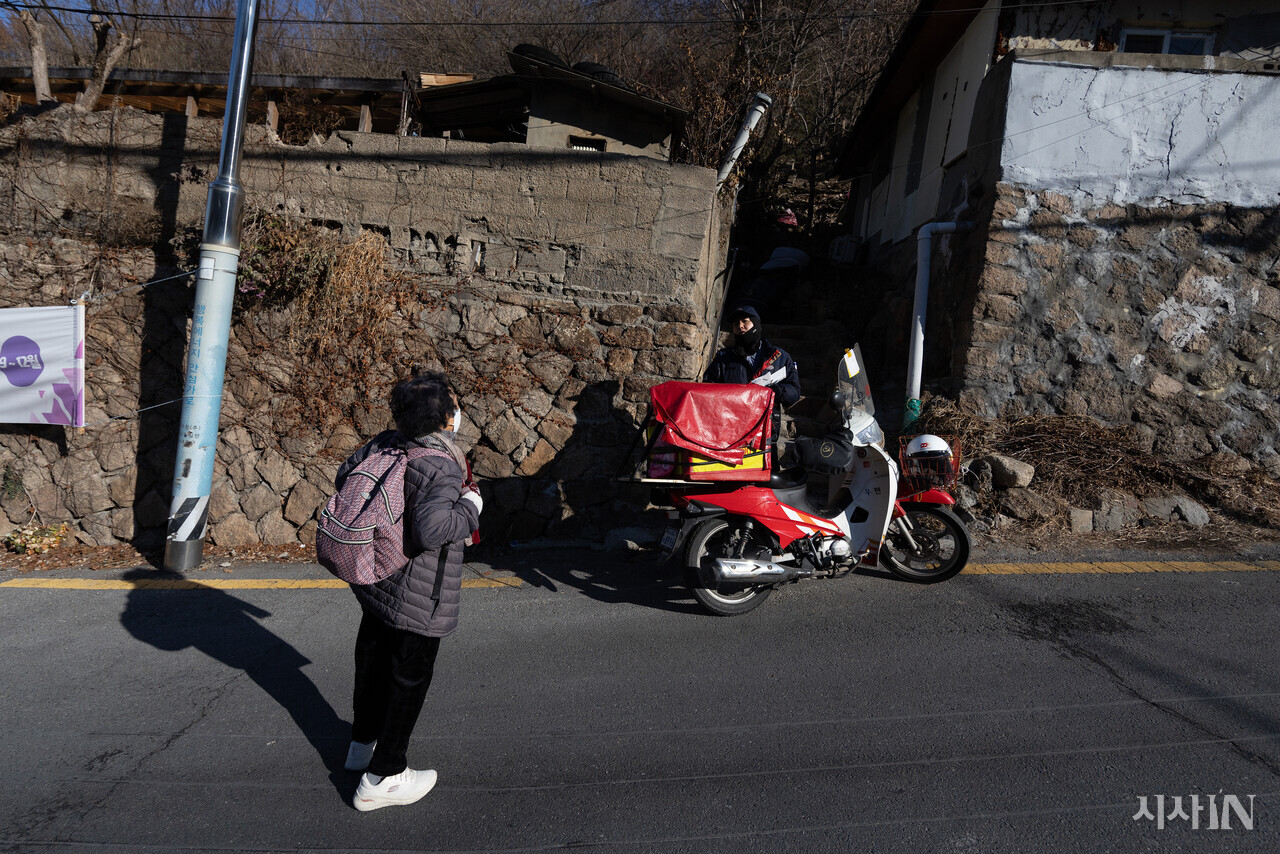 박상기 할머니는 집으로 오가는 길에 우체국 집배원이나 택배 기사를 만나면 자기 집에 배달 온 물건이 있는지 늘 묻는다. 높은 곳에 올라오는 배송원의 수고를 조금이라도 덜고 싶은 마음에서다. ⓒ시사IN 이명익