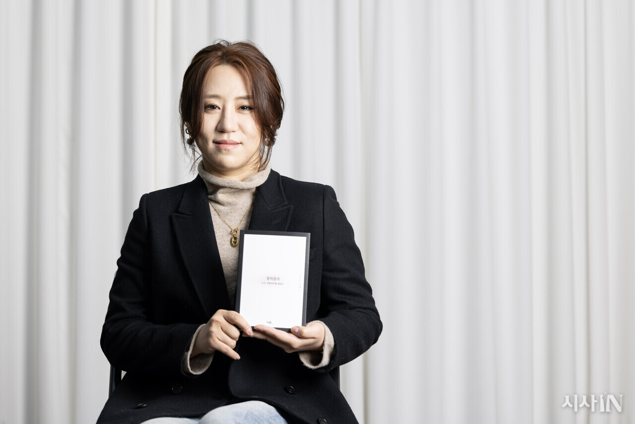 윤석열 ‘고발 사주’ 의혹 공익신고자 조성은 올마이티컴퍼티 대표가 전혁수 KPI 기자와 함께 쓴 책 를 들고 있다. ⓒ시사IN 조남진