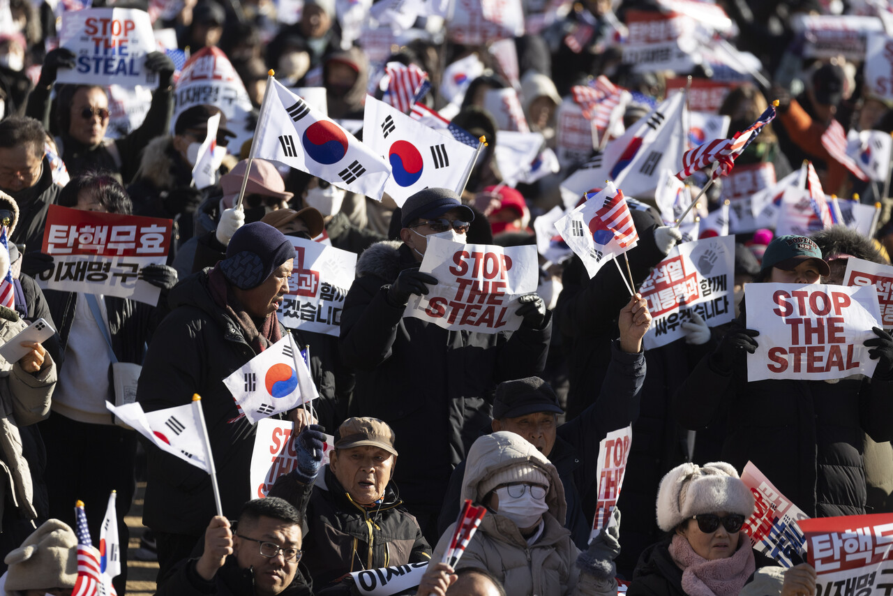 1월14일 윤석열 대통령이 고위공직자범죄수사처에서 조사를 받고 있는 가운데 보수 시민단체 회원들이 과천정부청사앞 도로를 막고 윤석열 대통령을 풀어주라는 시위를 하고 있다. ⓒ시사IN 이명익