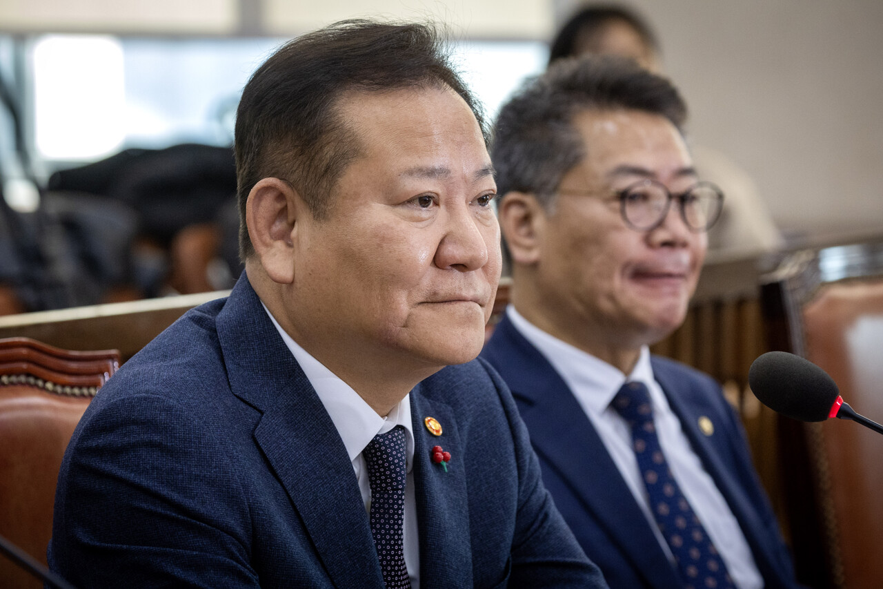 이상민 행정안전부 장관이 12월5일 서울 여의도 국회에서 열린 비상계엄 관련 행정안전위원회 전체회의에서 의원들의 질의를 듣고 있다. ⓒ시사IN 박미소