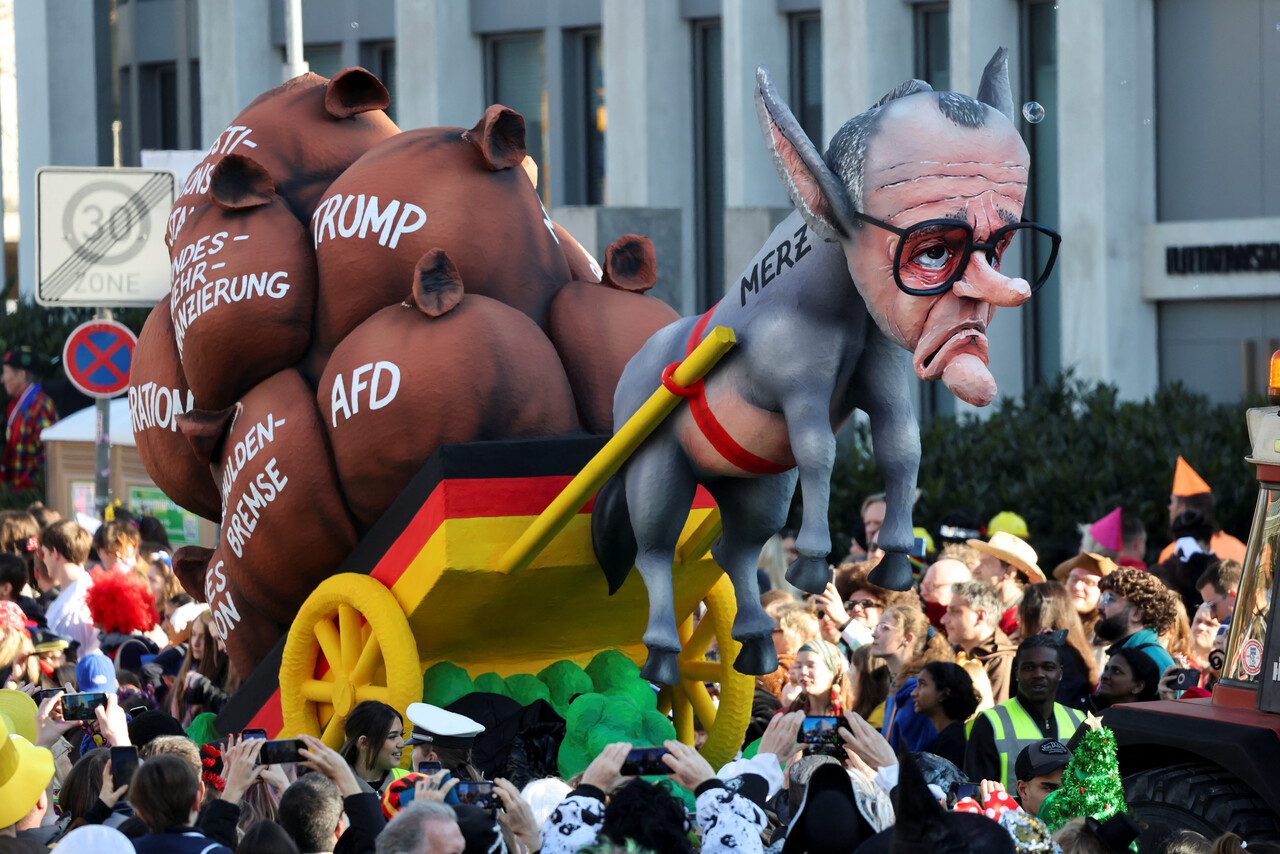3월3일 독일 뒤셀도르프의 카니발 퍼레이드에서 메르츠 기민당 대표를 당나귀로 묘사한 조형물이 등장했다. ⓒREUTERS
