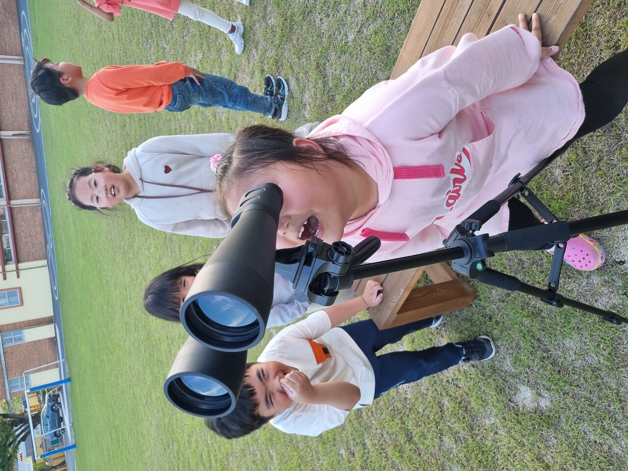 같은 날, 쌍안경을 직접 조준해서 낮달을 관측한 김하율 학생이 활짝 웃고 있다. ⓒ서충현