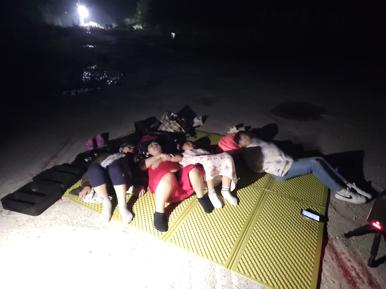 2024년 7월1일 저녁 8시, 동복초등학교 3학년 학생들이 전남 화순군 옹성산 등산로 입구 인근에 누워 별자리를 보고 있다. ⓒ서충현