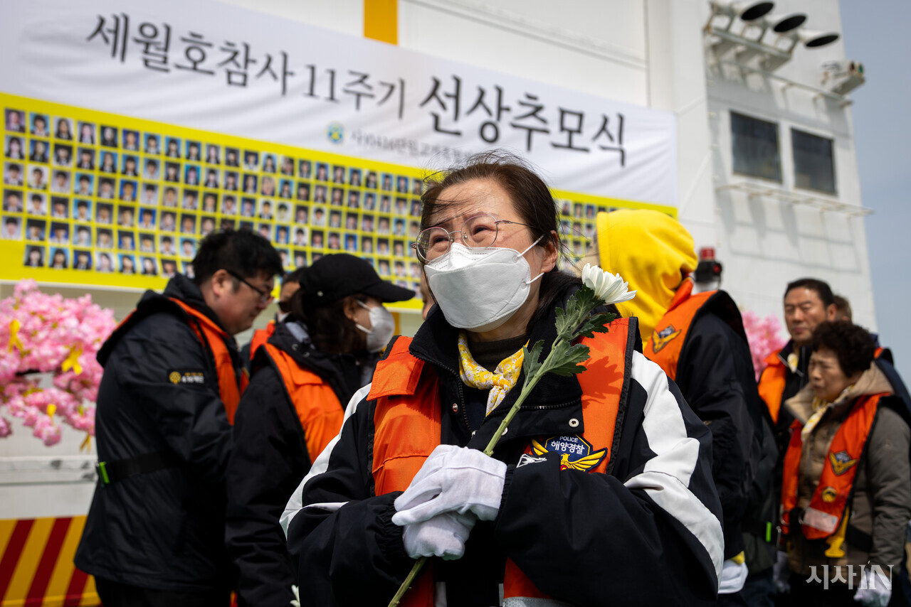 유가족들이 ‘선상 추모식’에서 헌화 차례를 기다리고 있다. ⓒ시사IN 신선영