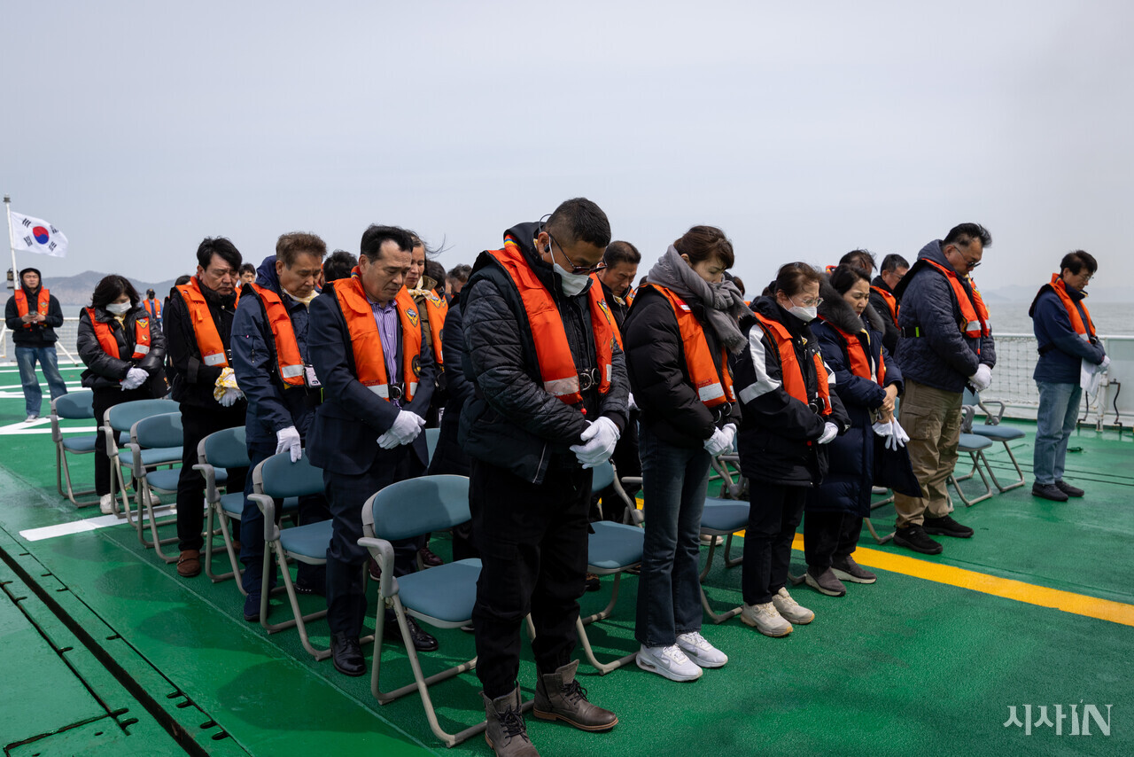 4월16일 세월호 참사 해역에서 열린 ‘선상 추모식’에서 참석자들이 묵념을 하고 있다. ⓒ시사IN 신선영