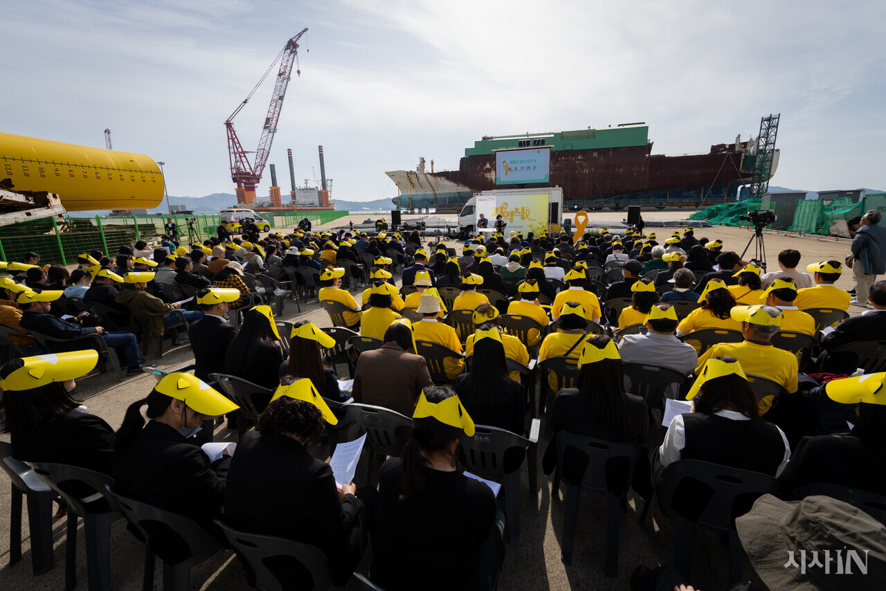 4월16일 오후 세월호가 거치된 전남 목포신항에서 기억식이 진행되고 있다. ‘선상 추모식’을 마친 유가족들도 기억식에 참석했다. ⓒ시사IN 신선영
