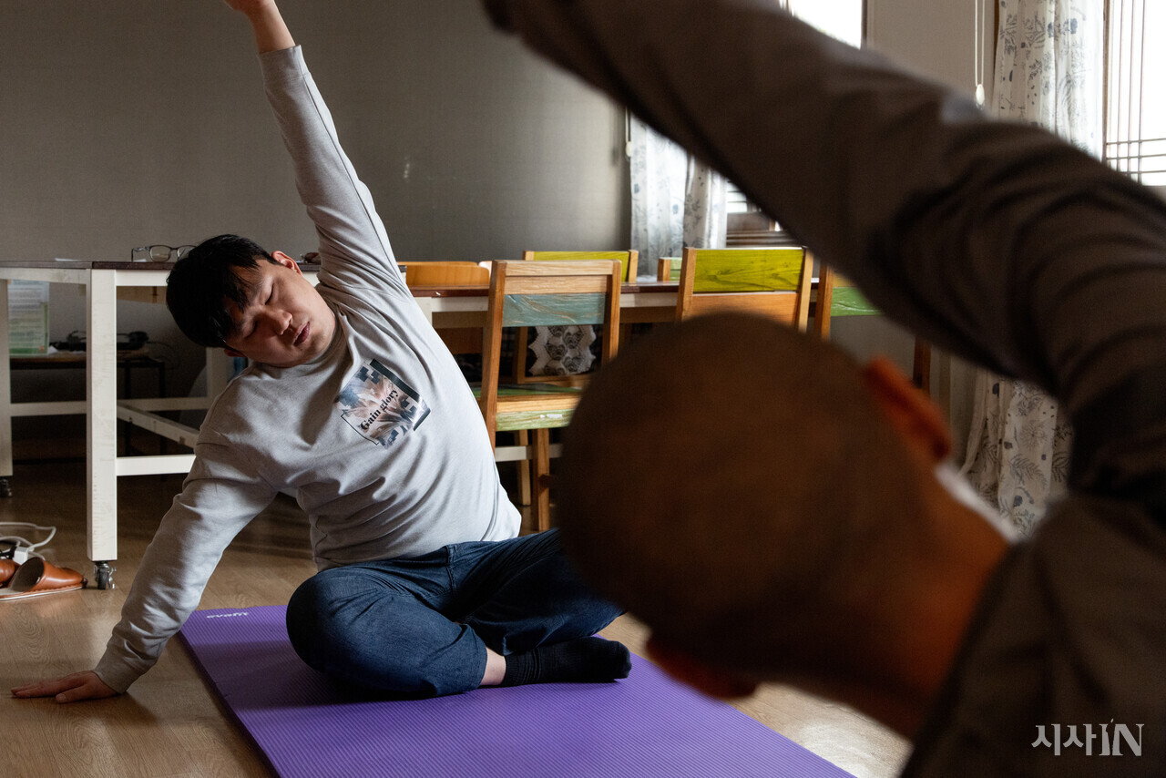3년의 은둔 기간을 끝내고 ‘두더집’에서 매니저 일을 하는 권씨(왼쪽)가 요가 수업을 듣고 있다. ⓒ시사IN 신선영