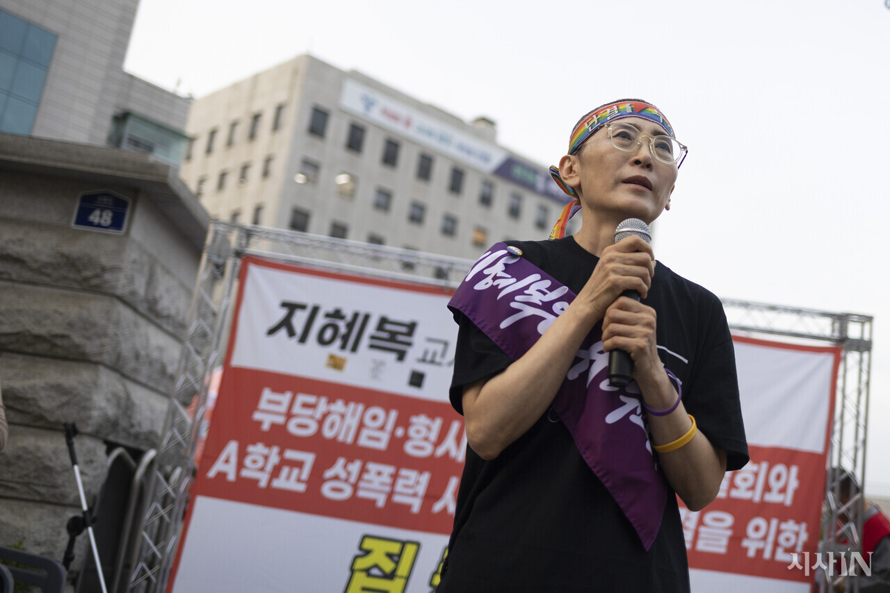 5월14일 오후 서울 종로구 서울시교육청 앞에서 열린 ‘지혜복 교사 부당 해임 철회와 A학교 성폭력 사안의 온전한 해결을 위한 제11차 집중 집회’에서 삭발을 마친 지혜복 교사가 발언을 하고 있다. ⓒ시사IN 이명익