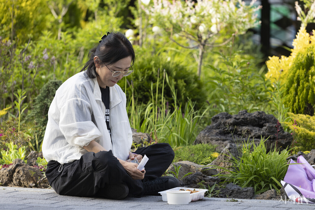 5월14일 지혜복 교사가 삭발을 하기 전 서울시교육청 앞에서 앉아 식사를 하고 있다. ⓒ시사IN 이명익