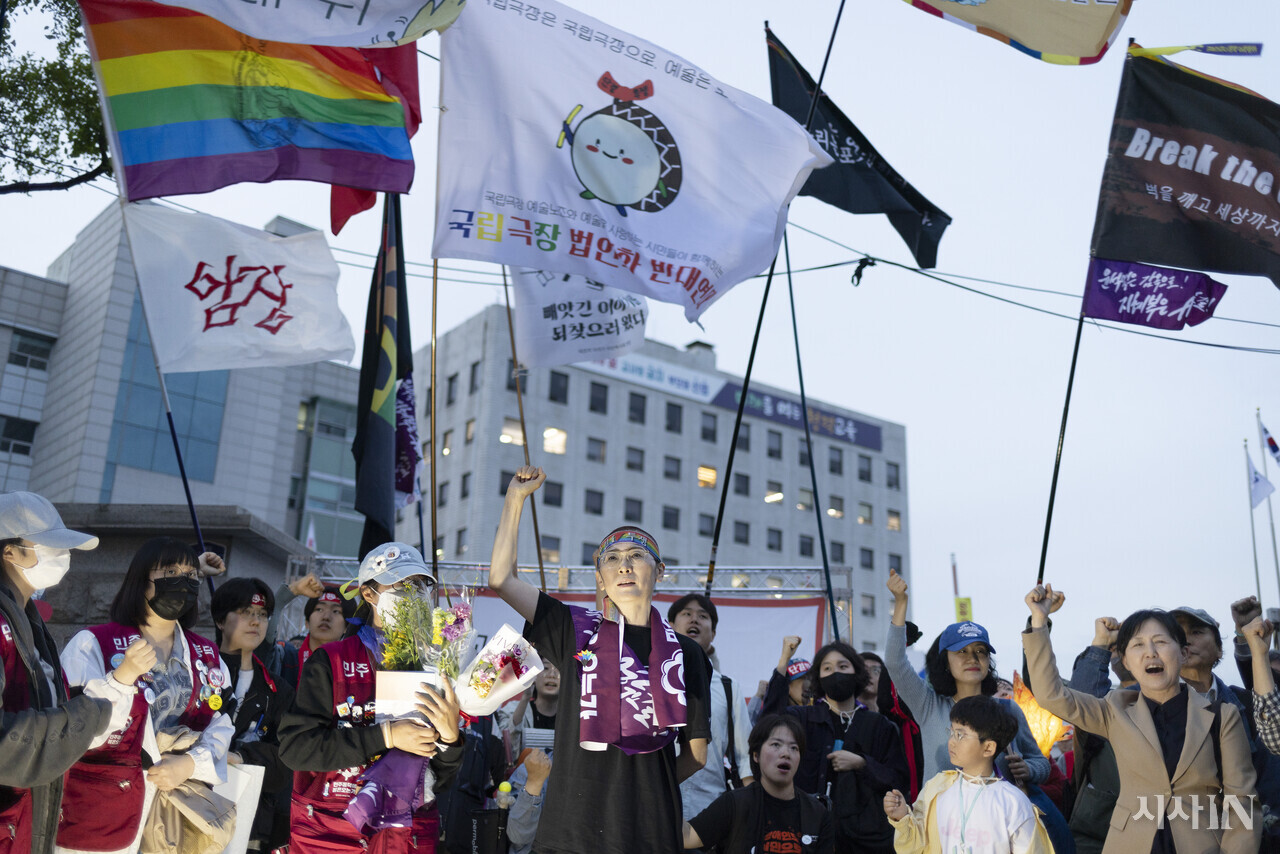 삭발을 마친 지혜복 교사가 집회 참가자들과 함께 구호를 외치고 있다. ⓒ시사IN 이명익