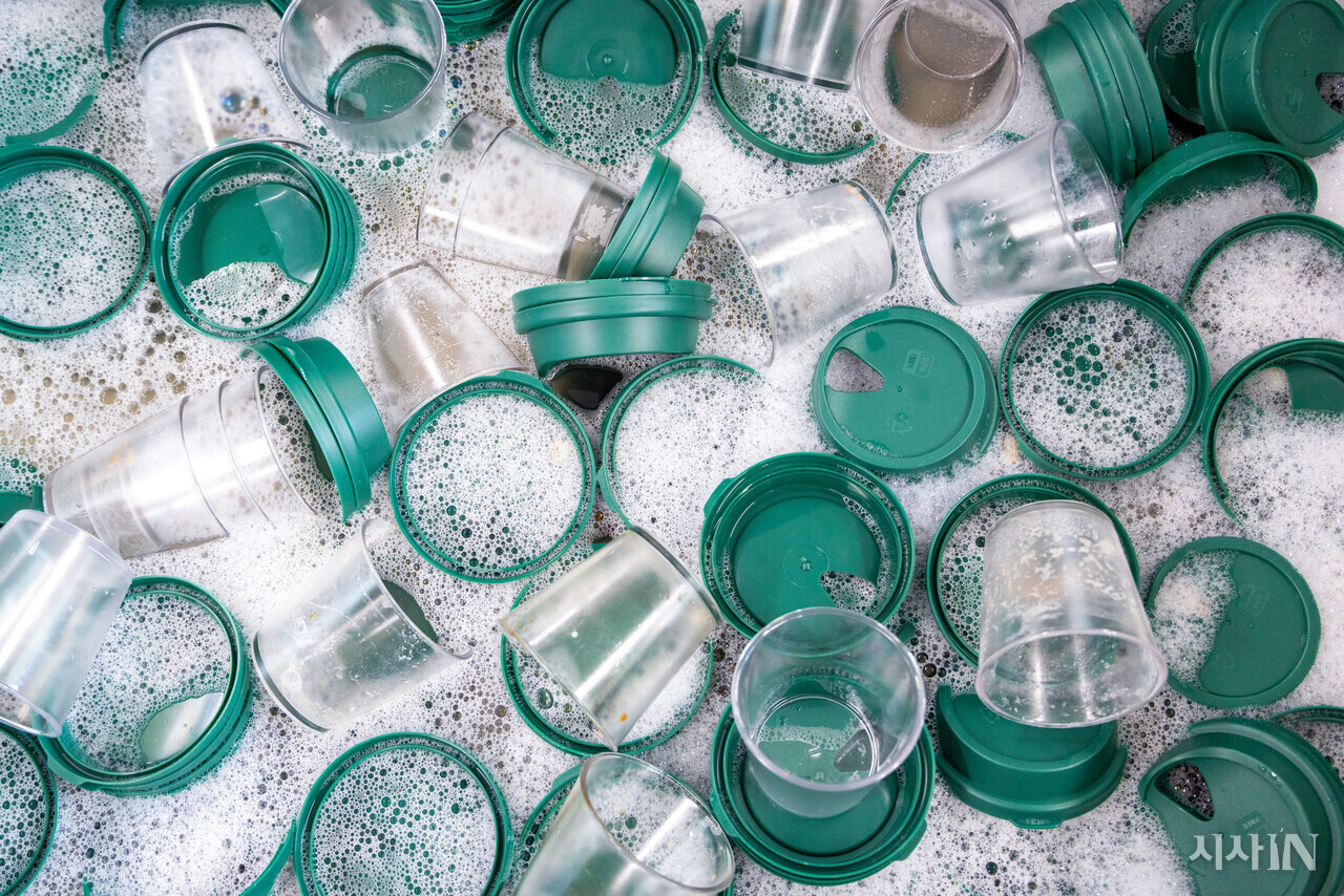 5월12일 청주시 다회용기 공공세척센터에서 주말 축제 때 사용한 컵과 뚜껑을 세척하고 있다. ⓒ시사IN 신선영