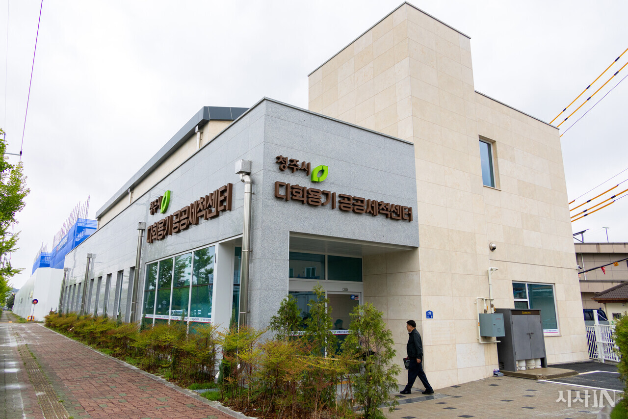 충북 청주시 청원구 내덕동 약 300평 규모에 지어진 다회용기 공공세척센터. ⓒ시사IN 신선영
